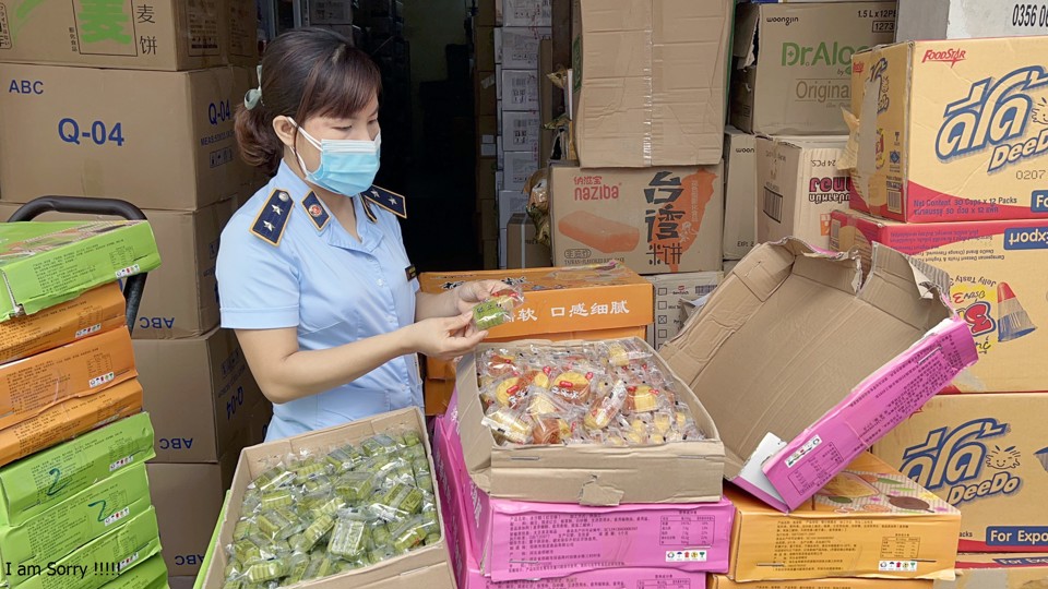 Cán bộ quản lý thị trường Hà Nội thu giữ bánh ngọt nhập lậu tại huyện Hoài Đức. Ảnh: Lê Nam