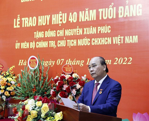 Trao Huy hiệu 40 năm tuổi Đảng tặng Chủ tịch nước Nguyễn Xuân Phúc  - Ảnh 1