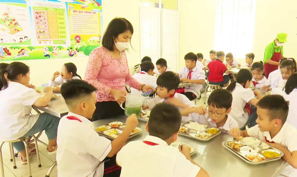 Bữa ăn bán trú của học sinh trường Tiểu học Tân Lập A, huyện Đan Phượng.