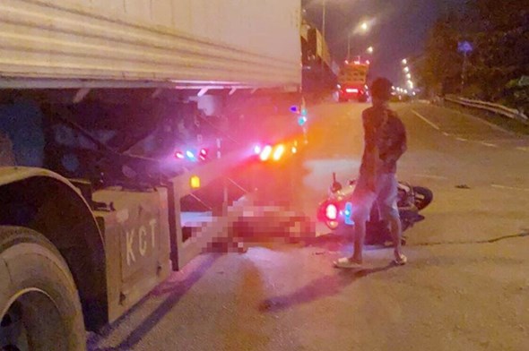 Tai nạn giao thông mới nhất (8/11):Xe SH va chạm container, 2 thanh niên tử vong - Ảnh 1