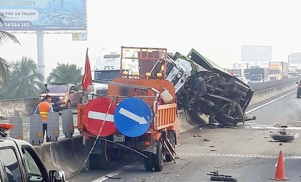 Tai nạn giao thông mới nhất (8/11):Xe SH va chạm container, 2 thanh niên tử vong - Ảnh 2