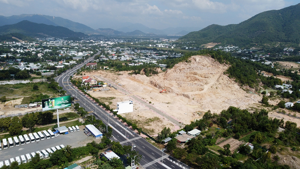 Dự &aacute;n nằm tr&ecirc;n đại lộ Nguyễn Tất Th&agrave;nh (hướng s&acirc;n bay Cam Ranh về TP Nha Trang) thuộc cửa ng&otilde; ph&iacute;a Nam TP Nha Trang.&nbsp;Theo C&ocirc;ng ty TNHH Quốc H&acirc;n, trong tổng diện t&iacute;ch đất thu hồi l&agrave; 10,6ha th&igrave; c&ocirc;ng ty đ&atilde; nhận chuyển nhượng đất của c&aacute;c hộ v&agrave; được cấp giấy chứng nhận quyền sử dụng đất hơn 2ha, c&ograve;n lại hơn 8,4ha phải thu hồi (trong đ&oacute; đất rừng chiếm 70%).&nbsp;