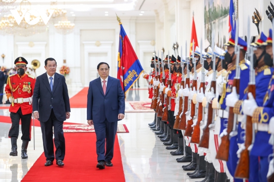 Thủ tướng Vương quốc Campuchia Hun Sen và Thủ tướng Phạm Minh Chính tại lễ đón. Ảnh: Văn Đỗ