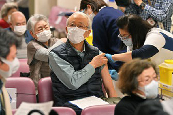 Nhật Bản xem x&eacute;t dừng ti&ecirc;m miễn ph&iacute; vaccine ngừa Covid-19. Ảnh:&nbsp; Mainichi