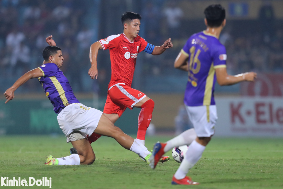 V&ograve;ng 24 V-League 2022, H&agrave; Nội FC được thi đấu tr&ecirc;n s&acirc;n nh&agrave;, đối thủ l&agrave; Viettel. Đ&acirc;y l&agrave; trận "derby Thủ đ&ocirc;" nhận dước sự quan t&acirc;m khi c&oacute; t&iacute;nh quyết định đến cuộc đua tranh chức v&ocirc; địch của m&ugrave;a giải năm nay.