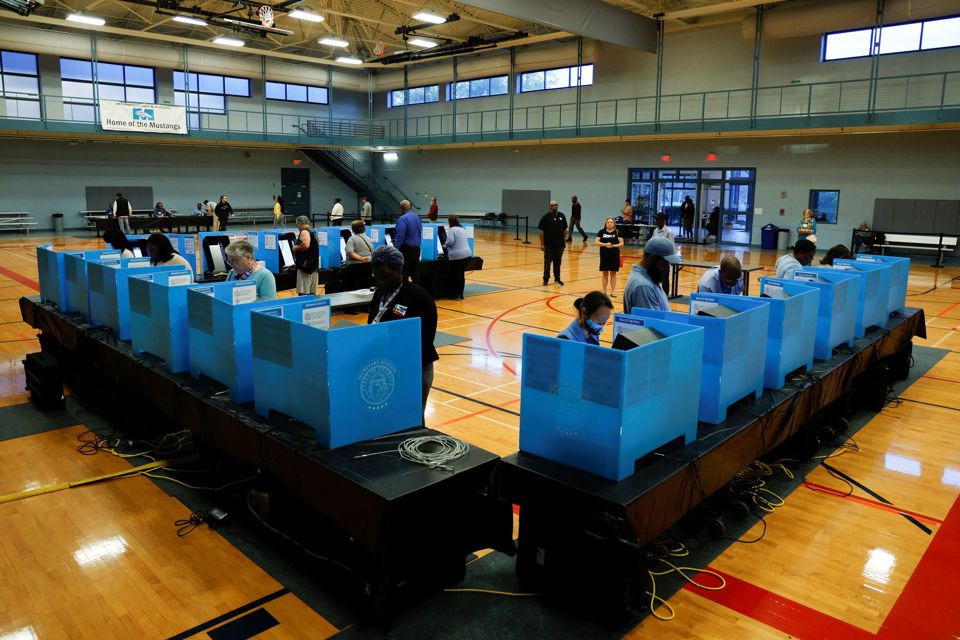 Người d&acirc;n Mỹ đi bỏ phiếu bầu cử giữa nhiệm kỳ. Ảnh: Reuters
