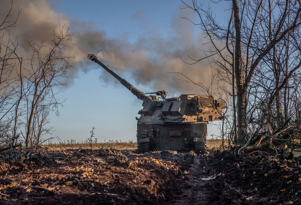 C&aacute;c binh sĩ Ukraine bắn lựu ph&aacute;o tự h&agrave;nh về ph&iacute;a c&aacute;c vị tr&iacute; t&aacute;c chiến của Nga, tại v&ugrave;ng Donetsk, Ukraine ng&agrave;y 8/11. Ảnh: Reuters