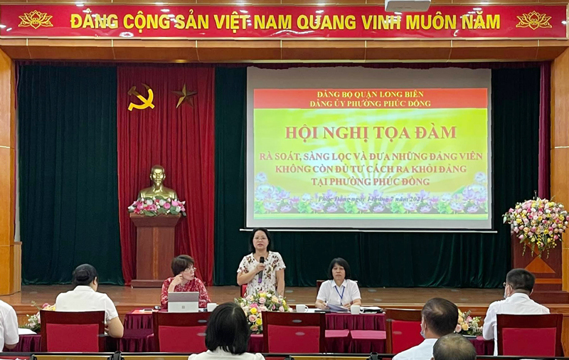 Một buổi tọa đ&agrave;m về c&ocirc;ng t&aacute;c r&agrave; so&aacute;t, s&agrave;ng lọc, đưa đảng vi&ecirc;n kh&ocirc;ng đủ tư c&aacute;ch ra khỏi Đảng do Đảng ủy phường Ph&uacute;c Đồng (quận Long Bi&ecirc;n) tổ chức th&aacute;ng 7/2021. Ảnh: Hồng Hạnh