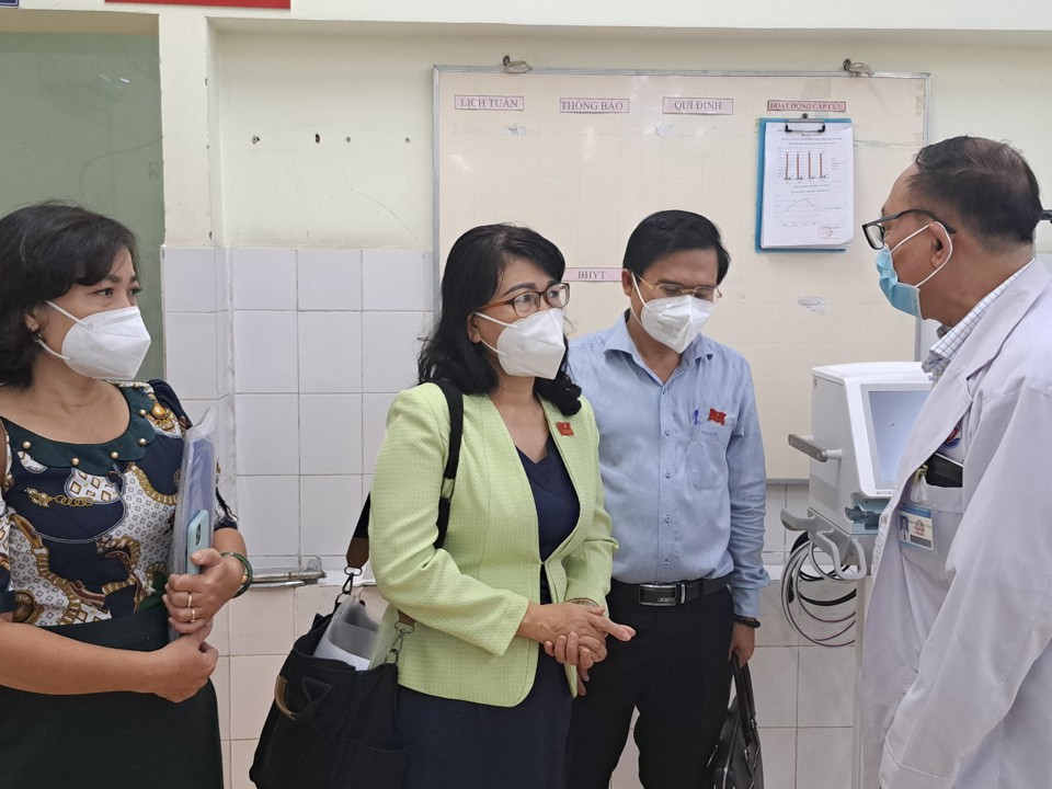 L&atilde;nh đạo c&aacute;c Ban của HĐND TP Hồ Ch&iacute; Minh thăm khoa Cấp cứu Bệnh viện Trưng Vương.