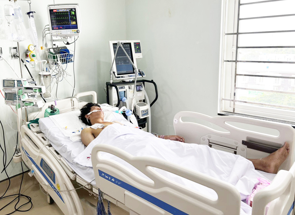 Một bệnh nhân ngộ độc rượu điêù trị tại Bệnh viện Đa khoa tỉnh Kiên Giang. Ảnh: Hà Linh