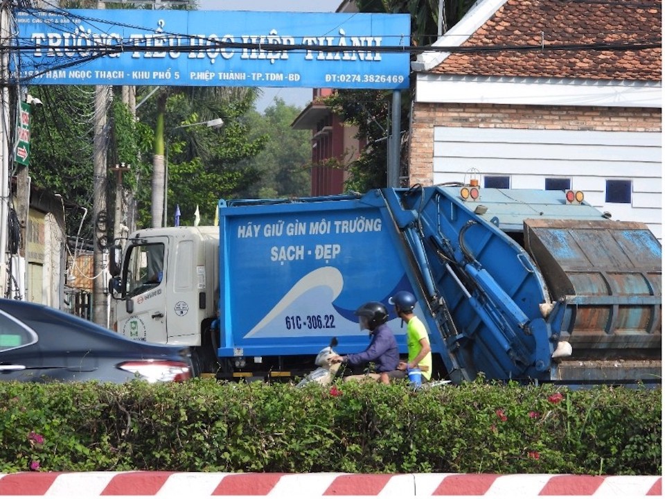 Gần trưa, b&atilde;i r&aacute;c được xe tải C&ocirc;ng ty C&ocirc;ng tr&igrave;nh đ&ocirc; thị tới &eacute;p v&agrave; chở đi, l&uacute;c n&agrave;y r&aacute;c kh&ocirc;ng c&ograve;n nhưng m&ugrave;i h&ocirc;i thối từ b&atilde;i r&aacute;c vẫn cứ &acirc;m ỉ suốt ng&agrave;y.