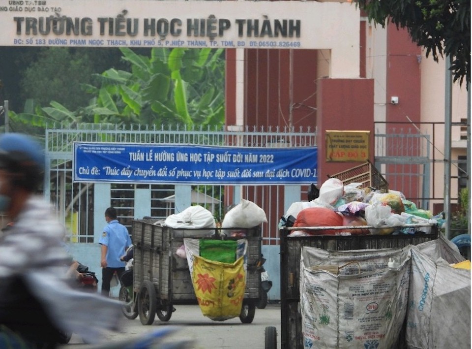 Xe r&aacute;c &ugrave;n &ugrave;n k&eacute;o v&agrave;o b&atilde;i tập kết &ldquo;tấn c&ocirc;ng&rdquo; trường học.