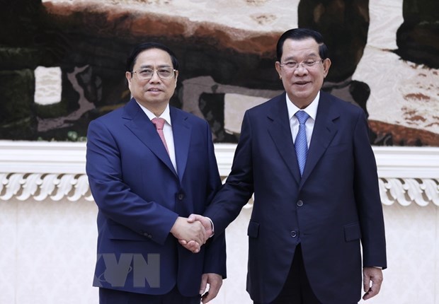 Thủ tướng Vương quốc Campuchia Samdech Techo Hun Sen v&agrave; Thủ tướng Phạm Minh Ch&iacute;nh tại lễ đ&oacute;n. (Ảnh: Dương Giang/TTXVN)