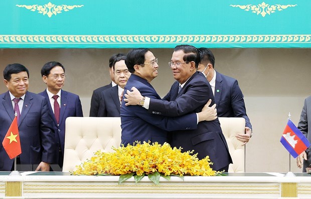 Thủ tướng Phạm Minh Ch&iacute;nh v&agrave; Thủ tướng Campuchia Samdech Techo Hun Sen tại lễ k&yacute; c&aacute;c văn kiện hợp t&aacute;c giữa hai nước. (Ảnh: Dương Giang/TTXVN)