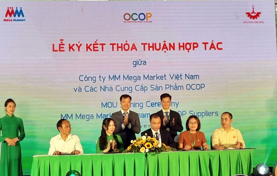 MM Mega Market k&yacute; kết hợp t&aacute;c ti&ecirc;u thụ sản phẩm OCOP với c&aacute;c doanh nghiệp trong lễ khai mạc. Ảnh: Ho&agrave;i Nam