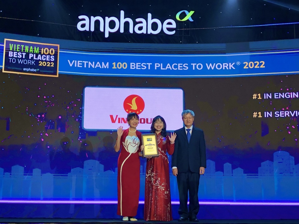 B&agrave; L&ecirc; Mai Lan - Ph&oacute; Chủ tịch Vingroup nhận chứng nhận Top 10 nơi l&agrave;m việc tốt nhất Việt Nam