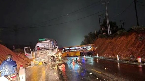 Điều tra nguyên nhân vụ xe khách va chạm xe tải, 15 người thương vong - Ảnh 1