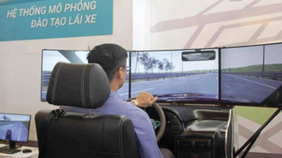 Cục Đường bộ Việt Nam vừa c&oacute; th&ocirc;ng tin mới về lộ tr&igrave;nh đ&agrave;o tạo l&aacute;i xe bằng cabin điện tử.