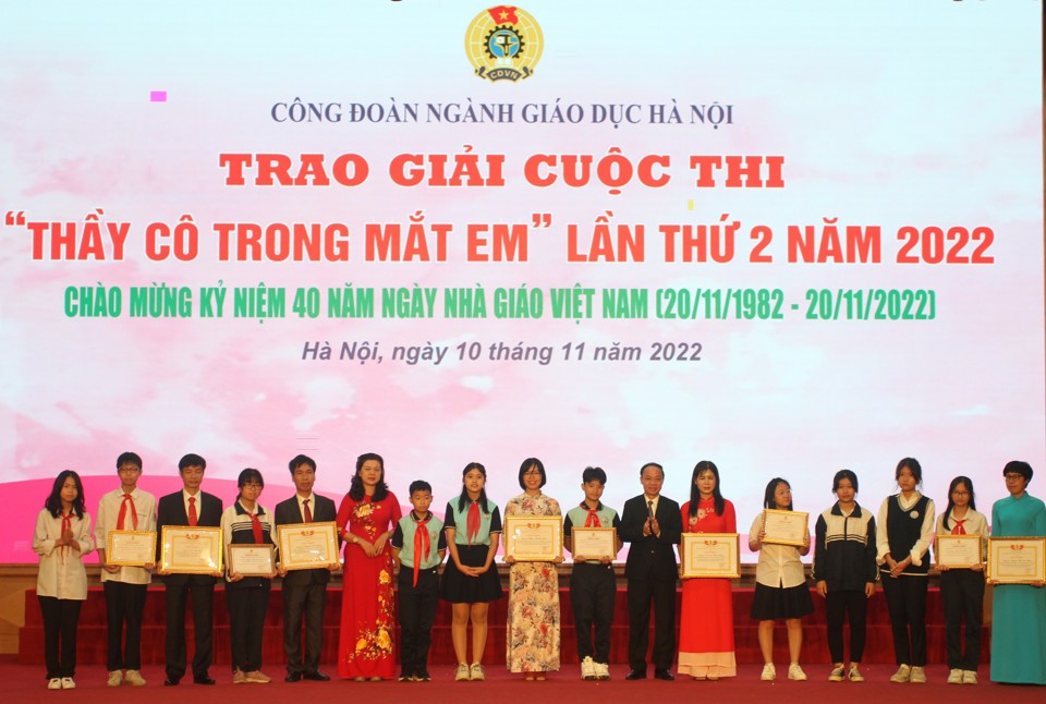Ban tổ chức trao 5 giải Đặc biệt cuộc thi Thầy cô trong mắt em lần thứ 2