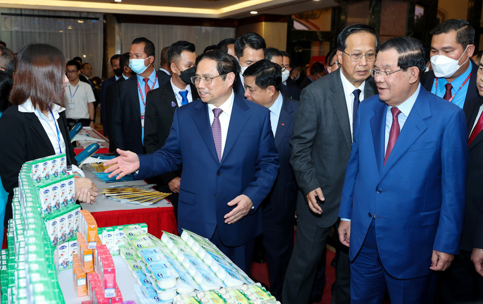 Thủ tướng Phạm Minh Ch&iacute;nh c&ugrave;ng Thủ tướng Vương quốc Campuchia Samdech Techo Hun Sen thăm gian h&agrave;ng của Angkormilk tại Diễn đ&agrave;n X&uacute;c tiến Đầu tư v&agrave; Thương mại Việt Nam - Campuchia 2022.