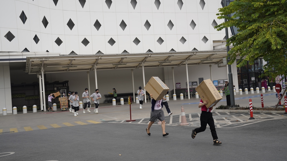 Cứu thoát nhiều người mắc kẹt trong đám cháy giả định tại Aeon Mall Hà Đông - Ảnh 1