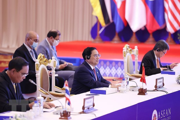Thủ tướng Phạm Minh Ch&iacute;nh dự Phi&ecirc;n to&agrave;n thể Hội nghị cấp cao ASEAN lần thứ 40. (Ảnh: Dương Giang/TTXVN)