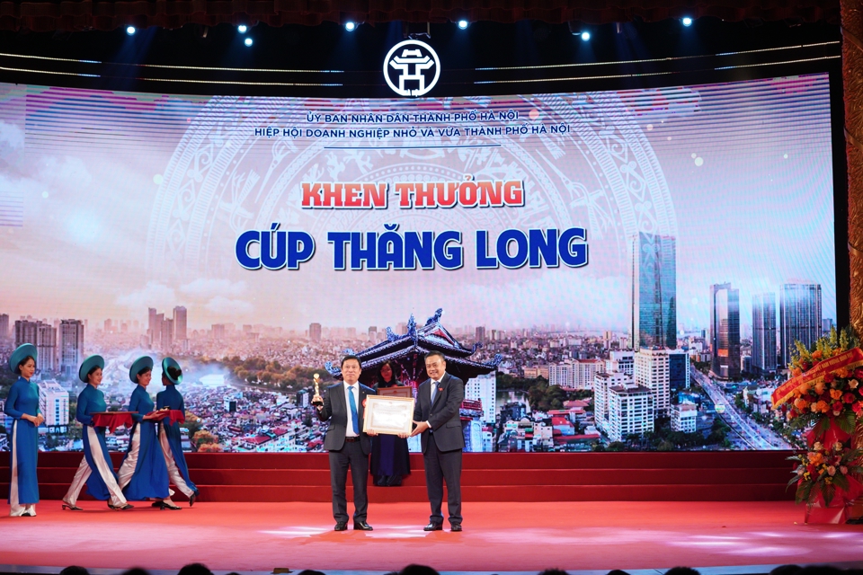 Chủ tịch UBND TP H&agrave; Nội Trần Sỹ Thanh trao Cup Thăng Long v&agrave; khen thưởng cho Tổng Gi&aacute;m đốc Tổng C&ocirc;ng ty May 10 Th&acirc;n Đức Việt. Ảnh: Khắc Ki&ecirc;n