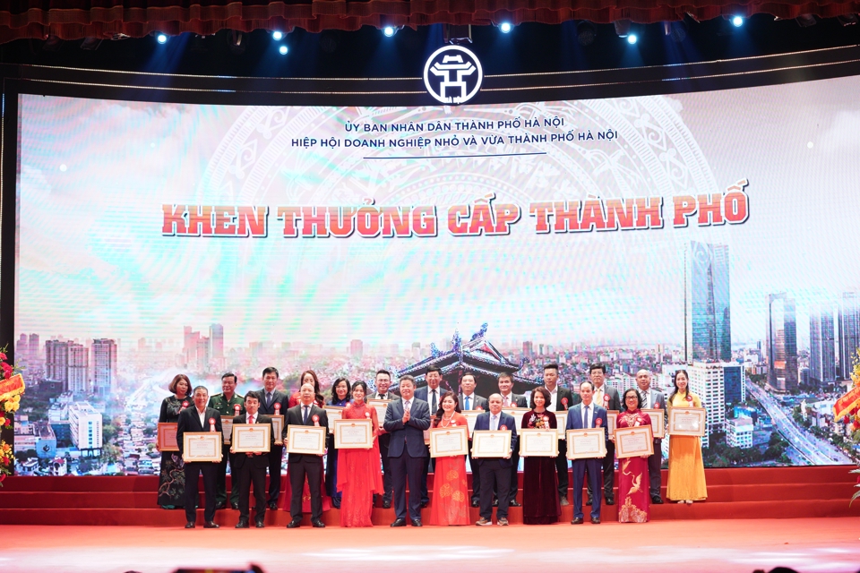 Ph&oacute; Chủ tịch UBND TP H&agrave; Nội Nguyễn Mạnh Quyền khen thưởng cấp TP cho c&aacute;c nh&acirc;n. Ảnh: Khắc Ki&ecirc;n