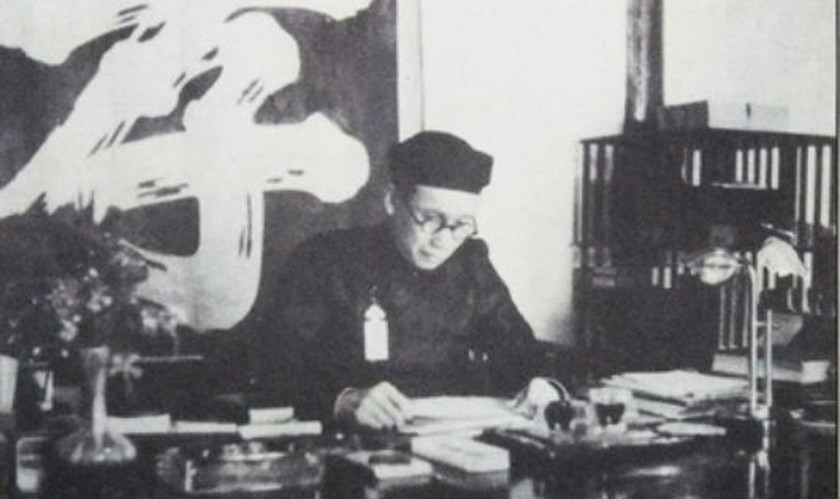 Học giả Phạm Quỳnh trong biệt thự Hoa Đường bên sông An Cựu, Huế năm 1945.