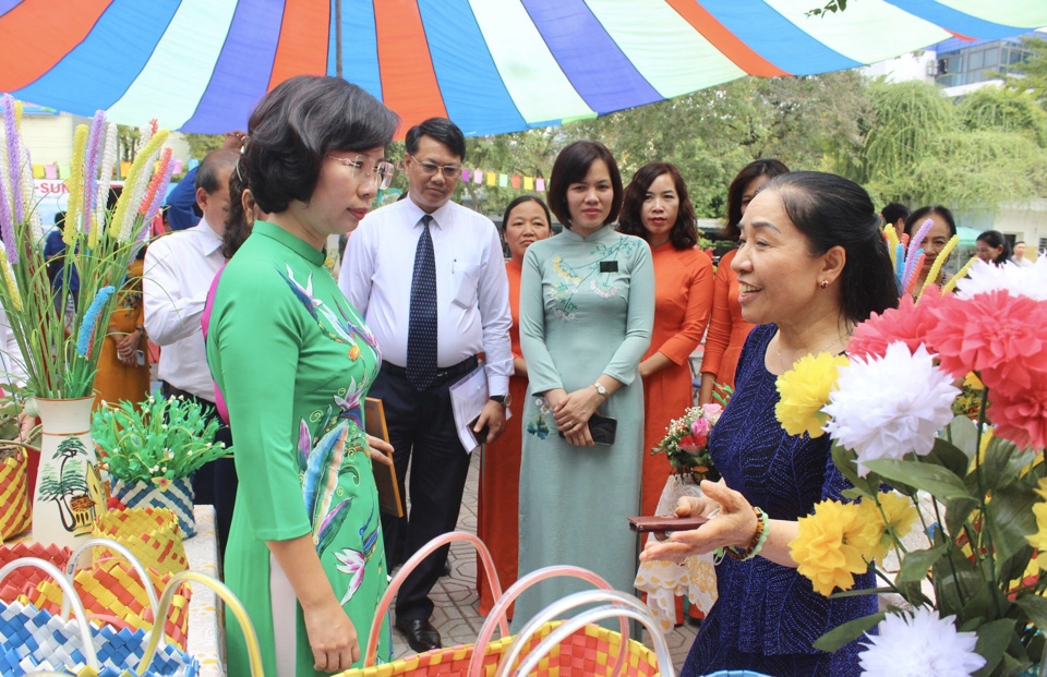 L&atilde;nh đạo quận Thanh Xu&acirc;n tham quan c&aacute;c gian trưng b&agrave;y h&agrave;ng Việt Nam chất lượng cao tại ng&agrave;y hội