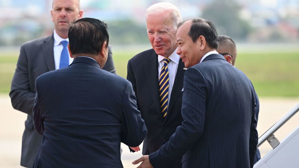 Quan chức Campuchia đ&oacute;n Tổng thống Mỹ Joe Biden Campuchia tại s&acirc;n bay quốc tế Phnom Penh ng&agrave;y 12/11/2022. Ảnh: CNN