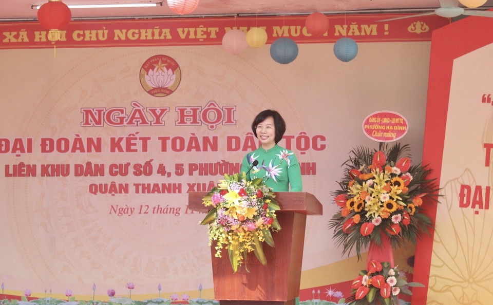 B&iacute; thư Quận ủy Thanh Xu&acirc;n B&ugrave;i Huyền Mai hoan ngh&ecirc;nh, biểu dương v&agrave; ghi nhận những th&agrave;nh t&iacute;ch của Nh&acirc;n d&acirc;n khu d&acirc;n cư số 4, 5 phường Hạ Đ&igrave;nh