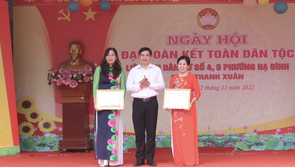 &Ocirc;ng Phạm Ngọc Quỳnh - Ủy vi&ecirc;n Thường trực, Trưởng ban D&acirc;n chủ ph&aacute;p luật Ủy ban MTTQ TP H&agrave; Nội trao thưởng 2 m&ocirc; h&igrave;nh ti&ecirc;u biểu trong thực hiện cuộc vận động