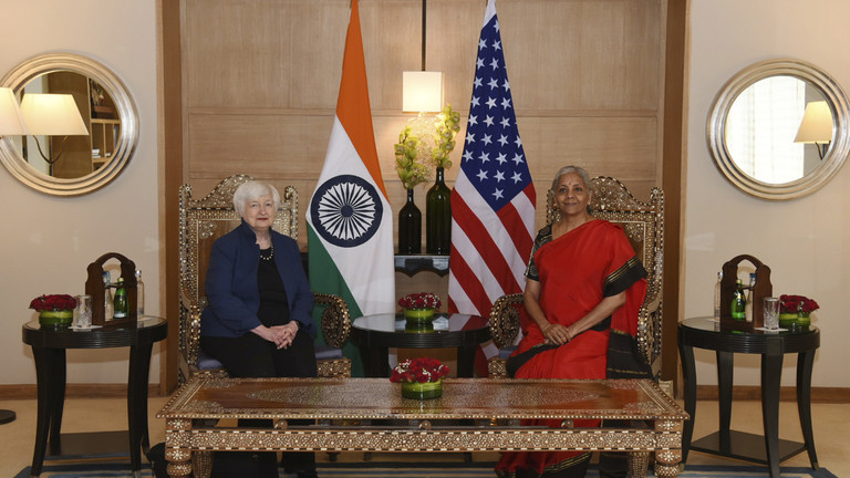 Bộ trưởng T&agrave;i ch&iacute;nh Mỹ Janet Yellen c&oacute; cuộc gặp với người đồng cấp Ấn Độ Nirmala Sitharaman tại thủ đ&ocirc; New Delhi h&ocirc;m 11/11. Ảnh: AP