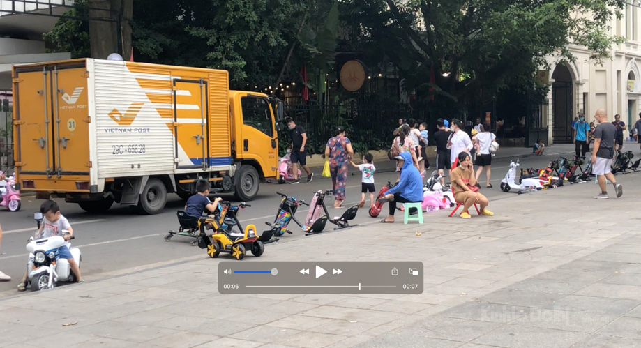 Xe tự chế do trẻ em điều khiển đi c&ugrave;ng đường với xe tải.
