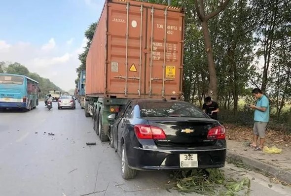 Tai nạn giao thông mới nhất(13/11): 3 người thương vong do bị cành cây rơi trúng - Ảnh 3