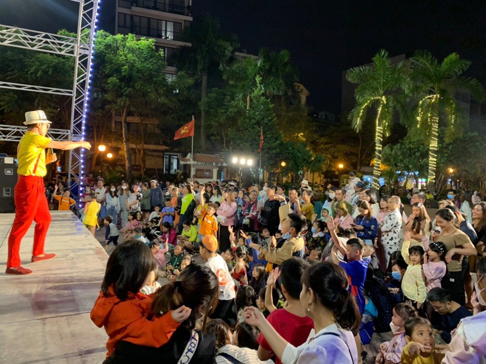 Phố đi bộ Trịnh C&ocirc;ng Sơn diễn ra nhiều hoạt động hấp dẫn du kh&aacute;ch dịp cuối tuần.