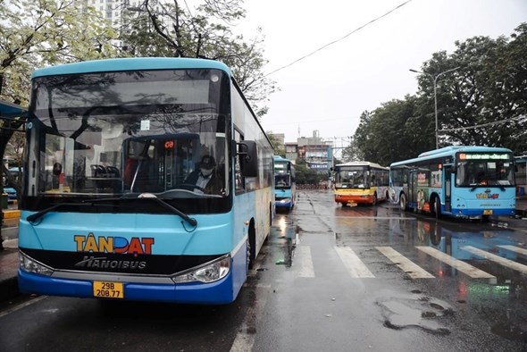 Hà Nội: Ưu tiên xăng dầu cho xe buýt hoạt động - Ảnh 1