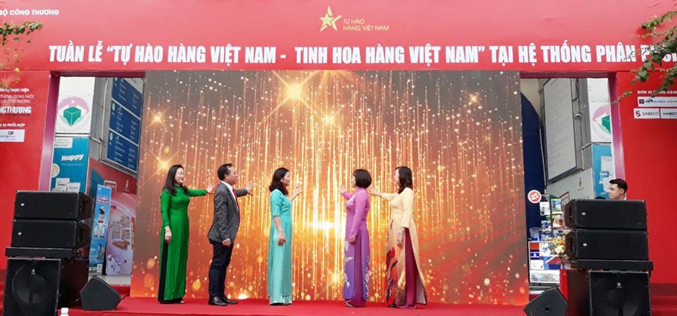 C&aacute;c đại biểu bấm n&uacute;t khai mạc&nbsp;Tuần lễ &ldquo;Tự h&agrave;o h&agrave;ng Việt Nam - Tinh hoa h&agrave;ng Việt Nam&rdquo;. Ảnh: Ho&agrave;i Nam