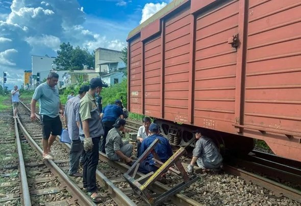 Tai nạn giao thông mới nhất(13/11): 3 người thương vong do bị cành cây rơi trúng - Ảnh 2