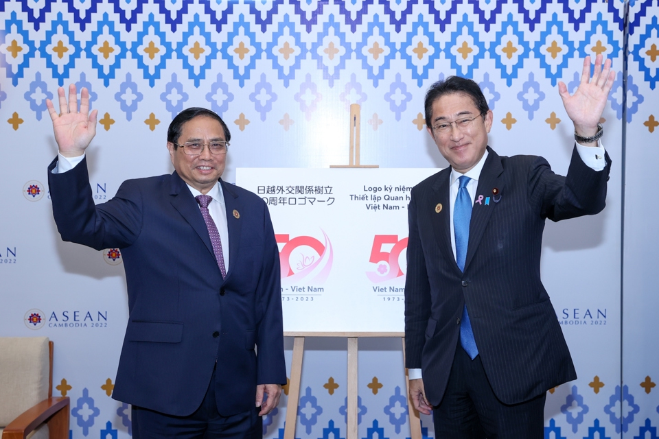 Hai Thủ tướng c&ugrave;ng chụp ảnh trước Logo kỷ niệm 50 năm thiết lập quan hệ ngoại giao Việt Nam - Nhật Bản - Ảnh: VGP/Nhật Bắc &nbsp;