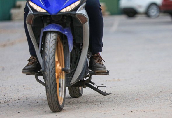 Quên gạt chân chống xe mô tô khi tham gia giao thông bị phạt không? - Ảnh 1