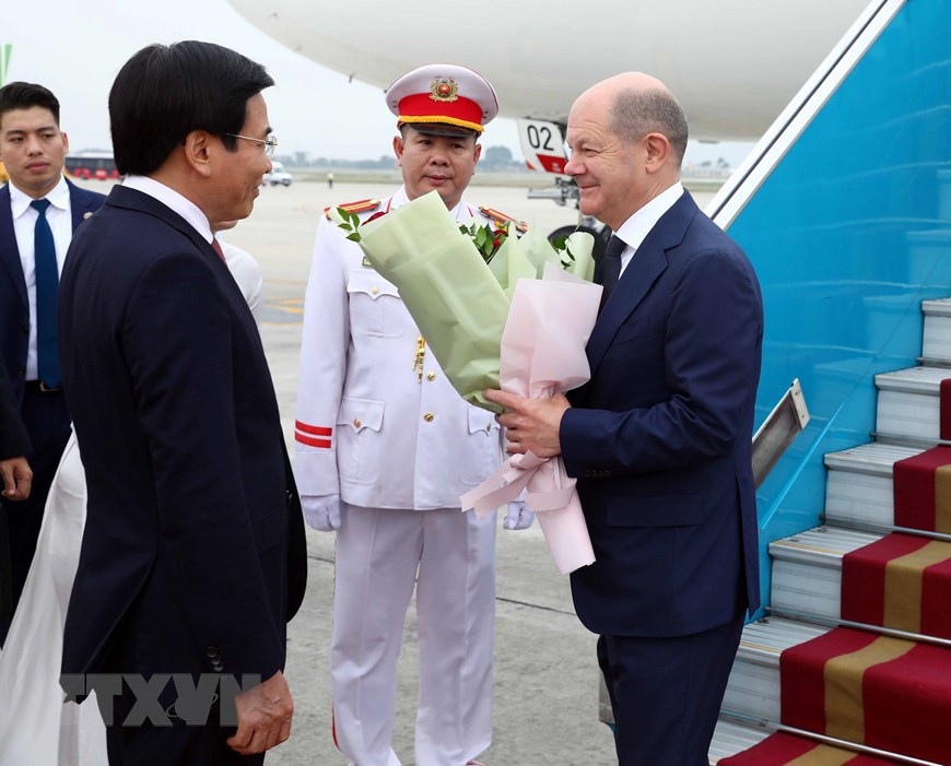 Bộ trưởng, Chủ nhiệm Văn ph&ograve;ng Ch&iacute;nh phủ Trần Văn Sơn đ&oacute;n Thủ tướng Cộng h&ograve;a Li&ecirc;n bang Đức Olaf Scholz tại s&acirc;n bay Quốc tế Nội B&agrave;i, H&agrave; Nội. (Ảnh: Phạm Ki&ecirc;n/TTXVN)