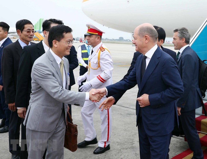 Lễ đ&oacute;n Thủ tướng Cộng h&ograve;a Li&ecirc;n bang Đức Olaf Scholz tại s&acirc;n bay Quốc tế Nội B&agrave;i, H&agrave; Nội. (Ảnh: Phạm Ki&ecirc;n/TTXVN)