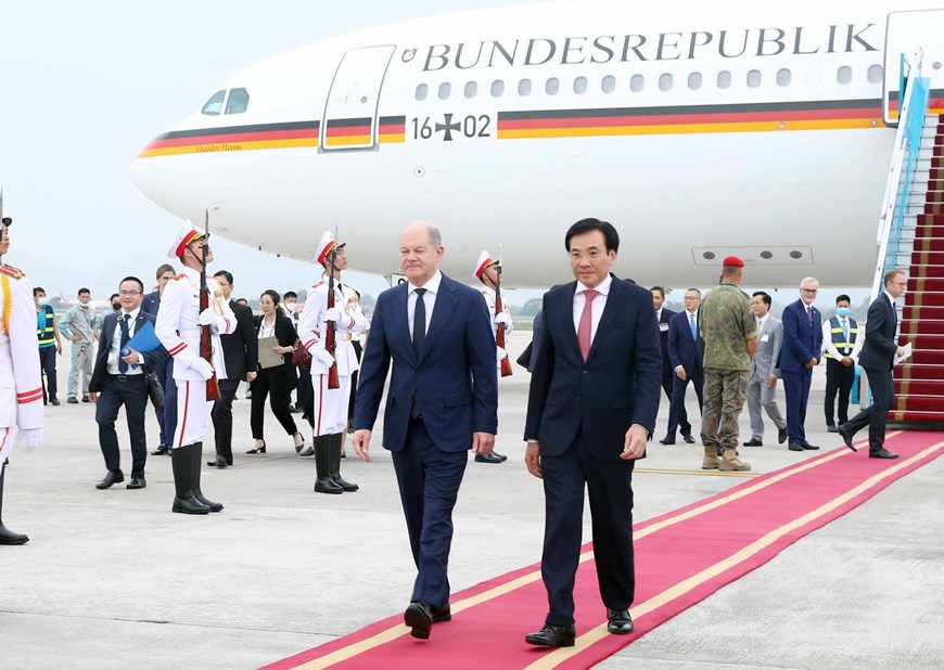 Thủ tướng Cộng h&ograve;a Li&ecirc;n bang Đức Olaf Scholz đến s&acirc;n bay Quốc tế Nội B&agrave;i (H&agrave; Nội) bắt đầu thăm ch&iacute;nh thức Việt Nam. (Ảnh: Phạm Ki&ecirc;n/TTXVN)