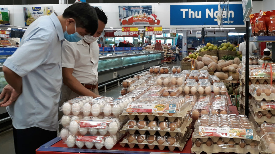 Người ti&ecirc;u d&ugrave;ng mua thực phẩm tại si&ecirc;u thị MM Mega Market Thăng Long . Ảnh: Ho&agrave;i Nam