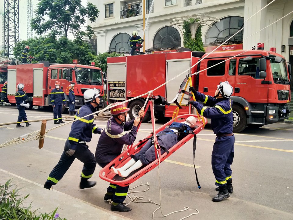 Diễn tập phương án chữa cháy và cứu nạn phối hợp nhiều lực lượng tại tòa nhà HH03 (32 phố Đại Từ, phường Đại Kim). Ảnh: AT