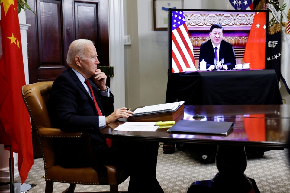Tổng thống Mỹ Joe Biden trao đổi trực tuyến với Chủ tịch Trung Quốc Tập Cận B&igrave;nh. Ảnh: Reuters