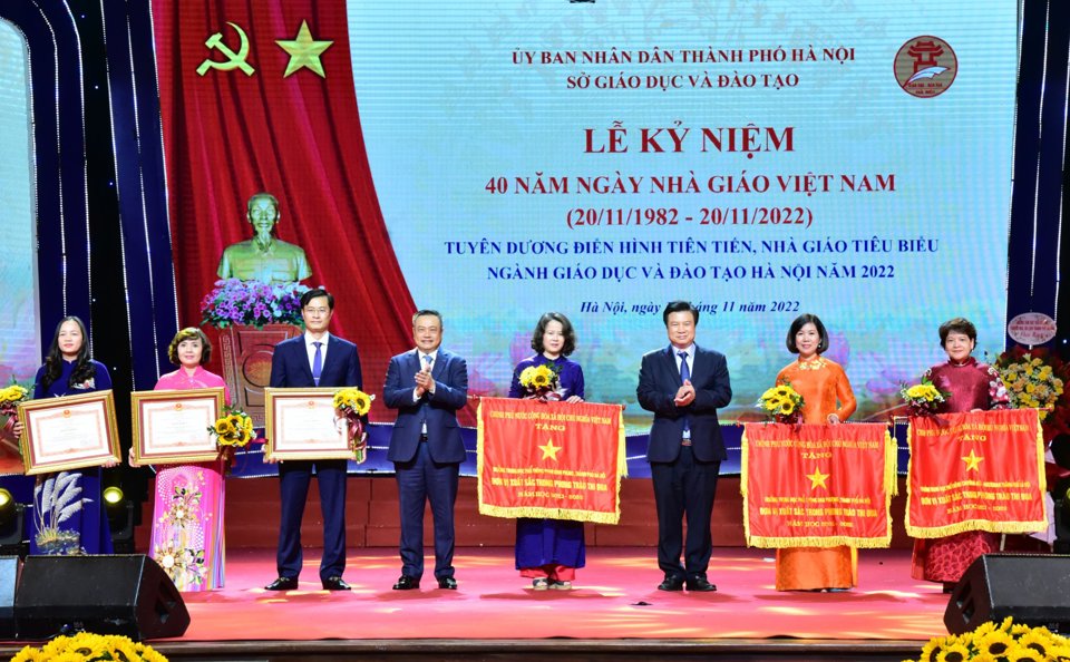 Chủ tịch UBND TP Trần Sỹ Thanh và Thứ trưởng Bộ GD&ĐT Nguyễn Hữu Độ trao Trao Cờ thi đua xuất sắc, Bằng khen Chính phủ cho các tập thể, cá nhân  