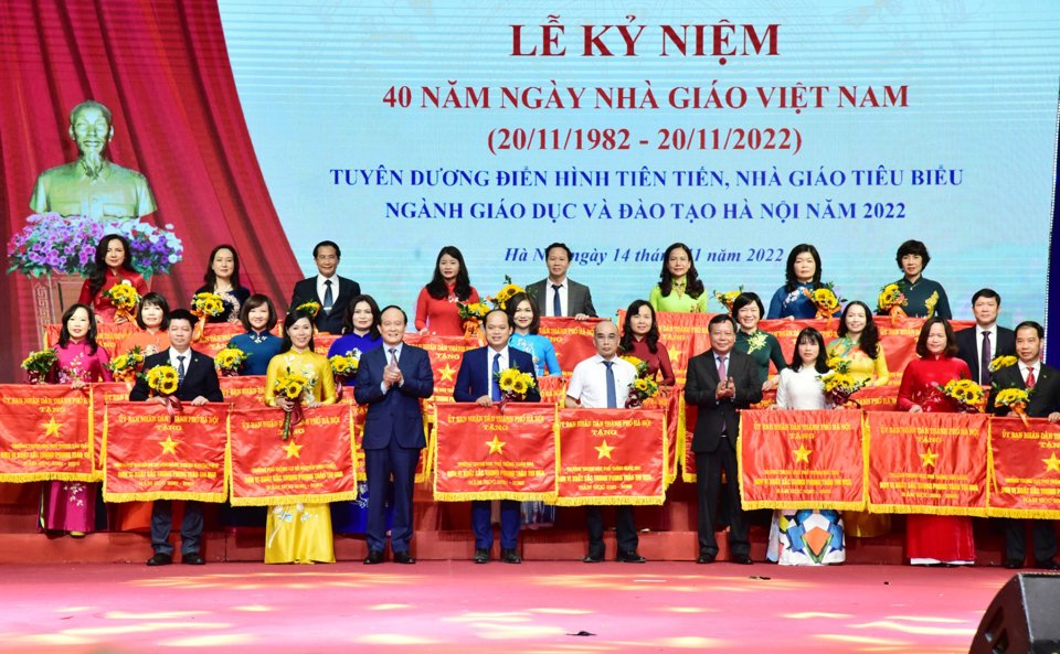 Chủ tịch HĐND TP Nguyễn Ngọc Tuấn trao Cờ thi đua xuất sắc của TP cho 14 đơn vi